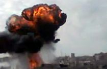 Suriye ordu güçleri tarafından Humus'ta düzenlenen hava saldırısı (arşiv)