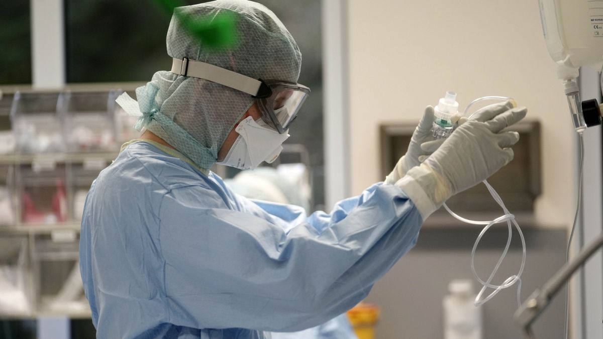 Koronavírusos, lélegeztetőgépen lévő beteg kezelése a westerstedei kórházban