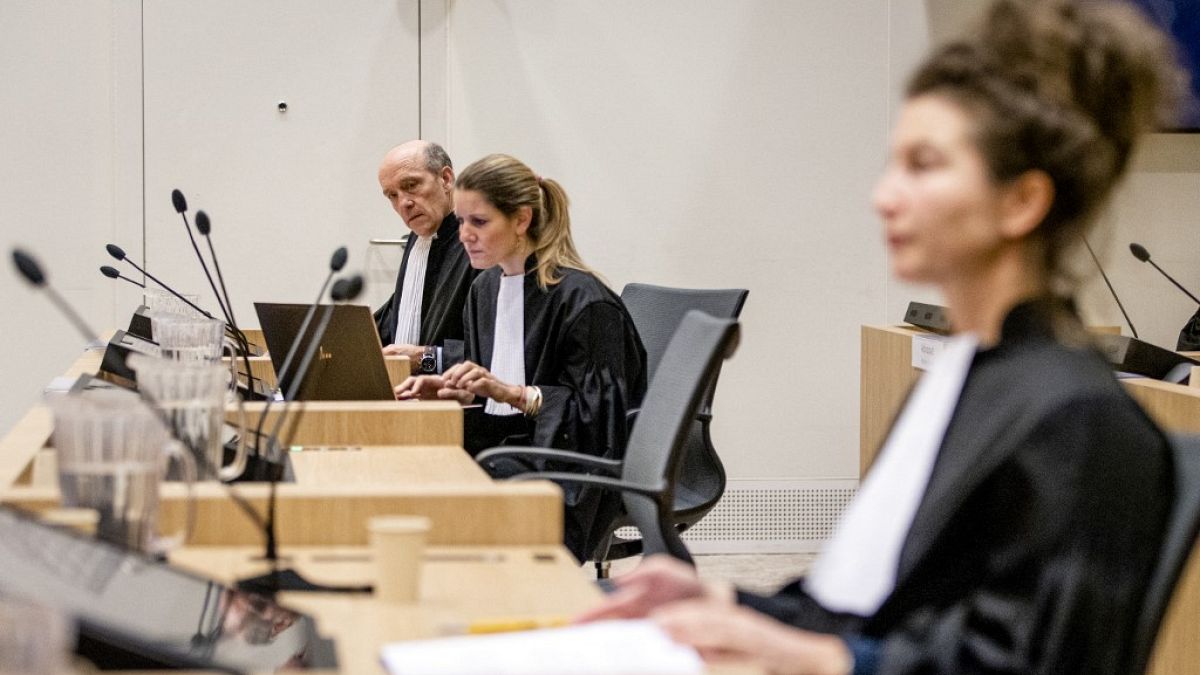 هولندا: الادعاء يطلب عقوبة السجن مدى الحياة للمشتبه بهم في إسقاط طائرة ماليزية في سماء أوكرانيا 