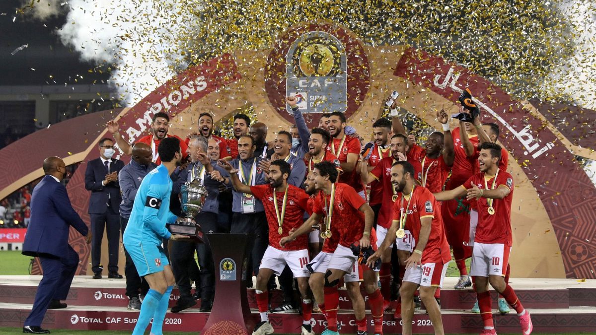 لاعبو الأهلي يحتفلون باللقب بعد فوزهم في مباراة كأس السوبر لكرة القدم بين مصر الأهلي وبركان المغربي على ملعب جاسم بن حمد، بالعاصمة الدوحة، في 28 مايو 2021.
