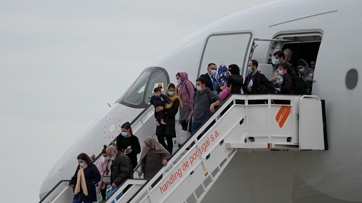 Portekiz'in başkenti Lizbon'daki askeri havaalanına inen Afgan sığınmacılar 