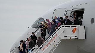 Portekiz'in başkenti Lizbon'daki askeri havaalanına inen Afgan sığınmacılar