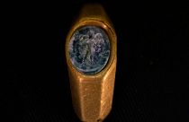 یک حلقه طلای رومی مزین به سنگ سبز تصویر یک چوپان که گوسفندی را بر دوش خود حمل می کند بر روی آن حکاکی شده در اعماق آبهای مدیترانه در اسراییل کشف شد