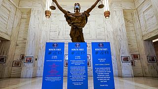 Az amerikai igazságügyi rendszer szimbóluma - maszkban