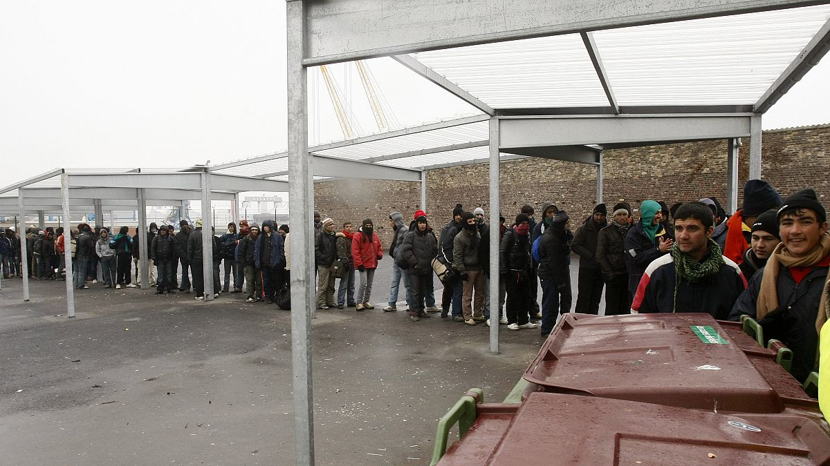 مهاجرون يصطفون للحصول على الطعام من قبل منظمة خيرية في كاليه، شمال فرنسا.