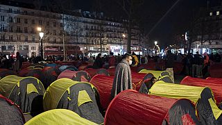 مهاجرون نصبوا خياما في ساحة الجمهورية للفت الانتباه إلى ظروفهم المعيشية والمطالبة بالسكن، في باريس، فرنسا، الخميس 25 مارس 2021