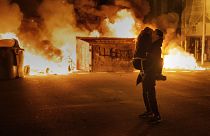 Влюбленная пара на фоне полыхающих баррикад в Барселоне. В городе вспыхнули беспорядки после ареста и заключения в тюрьму рэпера Пабло Хаселя