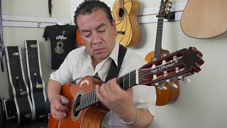 El músico Marcelo Sánchez tocando