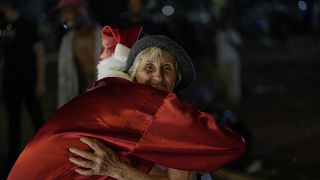 Santa und Suppe: Weihnachtsmann feiert mit Obdachlosen in São Paulo