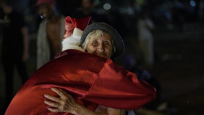 سانتا كلوس يوز المشردين في شوارع ساو باولو بالبرازيل