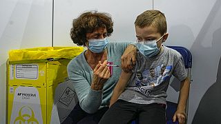 Rapaz de 7 anos vacinado em Paris
