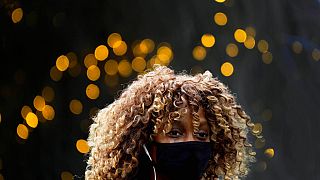 Junge Frau mit Maske in London 