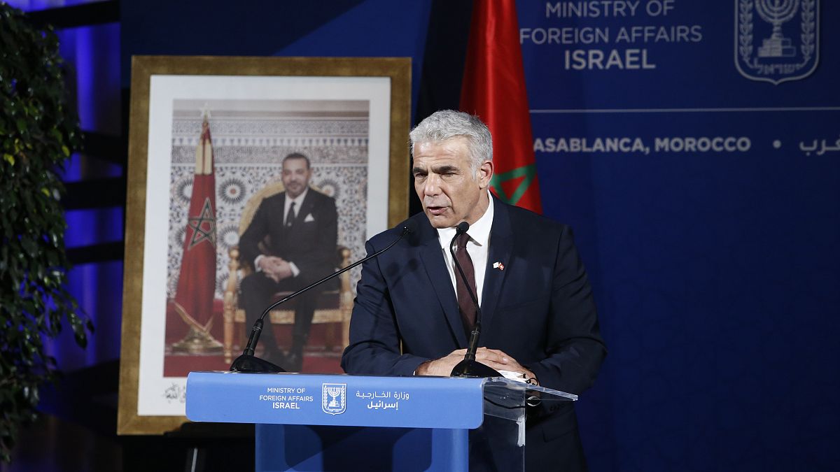وزير الخارجية الإسرائيلي يائير لبيد خلال مؤتمر صحفي في الدار البيضاء، المغرب.