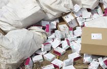 Abgelaufene AstraZeneca-Impfdosen werden auf einer Müllhalde in Nigeria zerstört