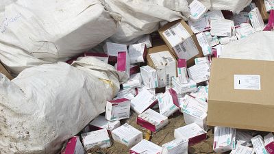 Abgelaufene AstraZeneca-Impfdosen werden auf einer Müllhalde in Nigeria zerstört
