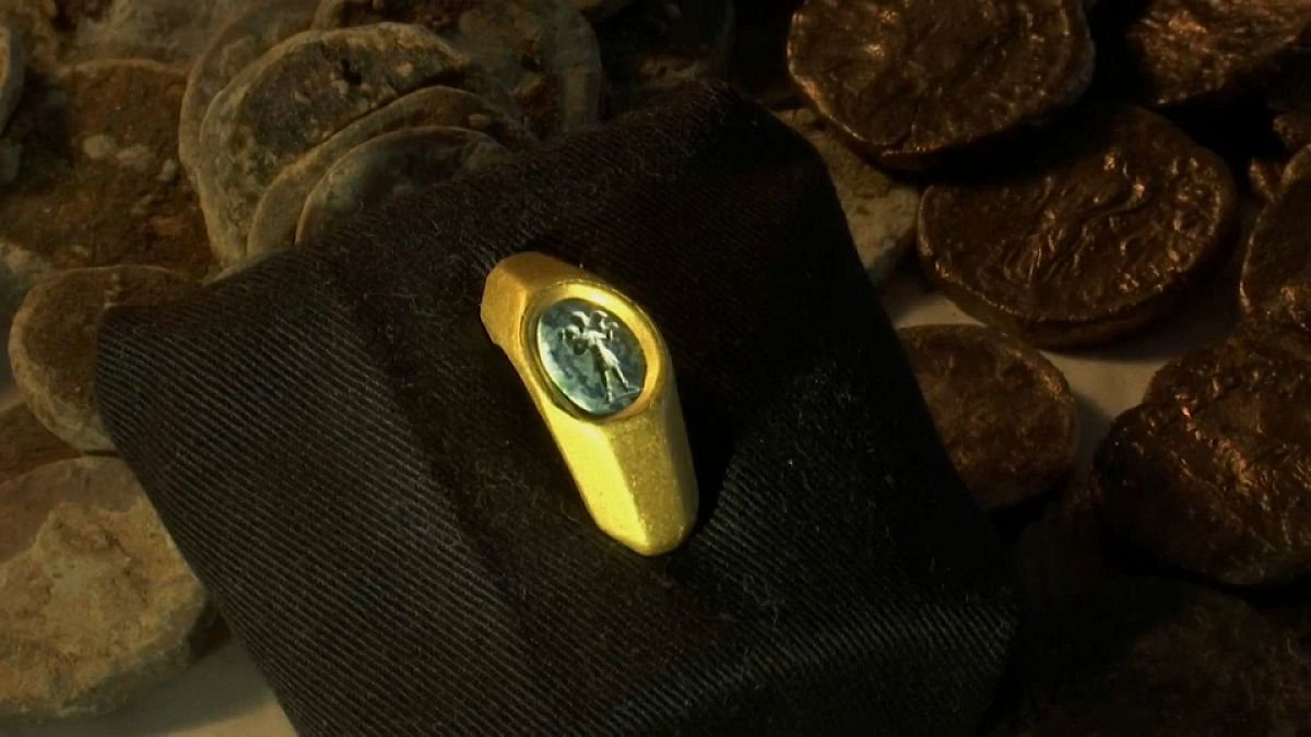 خاتم ذهبي من العصر الروماني منقوش عليه "الراعي الصالح"