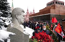 Menschen legen am Grab des ehemaligen sowjetischen Präsidenten Josef Stalin Blumen nieder