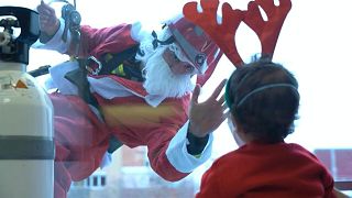 Pai Natal escala hospital para visitar ciranças