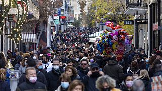 Χριστουγεννιάτικα ψώνια σε κεντρικό δρόμο των Αθηνών
