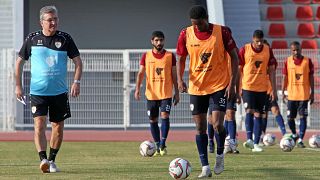 الكرواتي برانكو إيفانكوفيتش، المدرب الجديد للمنتخب العماني لكرة القدم، يقود تدريبات فريقه في العاصمة العمانية مسقط، في 16 فبراير 2020.