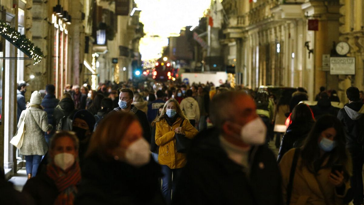  un'affollata via del Corso, la strada dello shopping di Roma, martedì 21 dicembre 2021