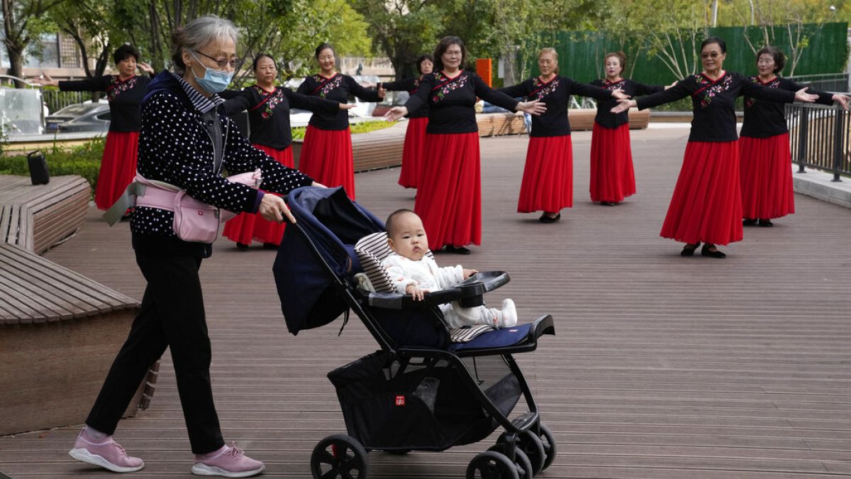 Çin'de çiftlere bebek sahibi olmaları için mali teşvikler sunuluyor