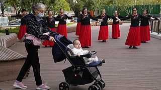 Çin'de çiftlere bebek sahibi olmaları için mali teşvikler sunuluyor