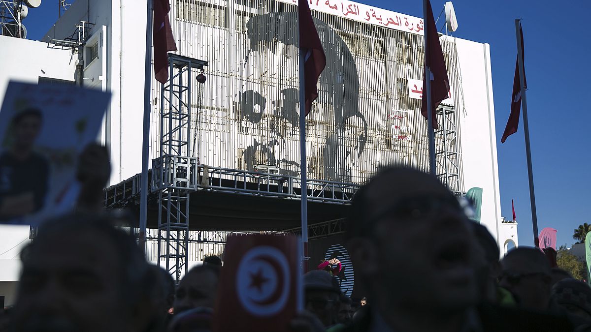 صورة لمحمد البوعزيزي على واجهة مبنى البريد في ذكرى الثورة التونسية بمدينة سيدي بوزيد، تونس.