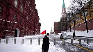 Un femme avec le drapeau de l'URSS à Moscou (21/12/21)