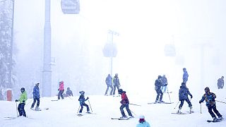 Des skieurs en Bosnie, le 11 décembre 2021