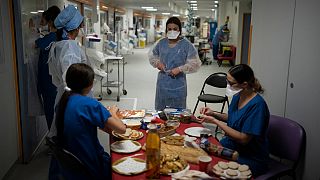 Profissionais de saúde celebram véspera de Natal num hospital de Marselha, França