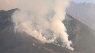 Nur noch etwas Rauch und wenig Schwefeldioxid steigt aus dem Vulkan auf.