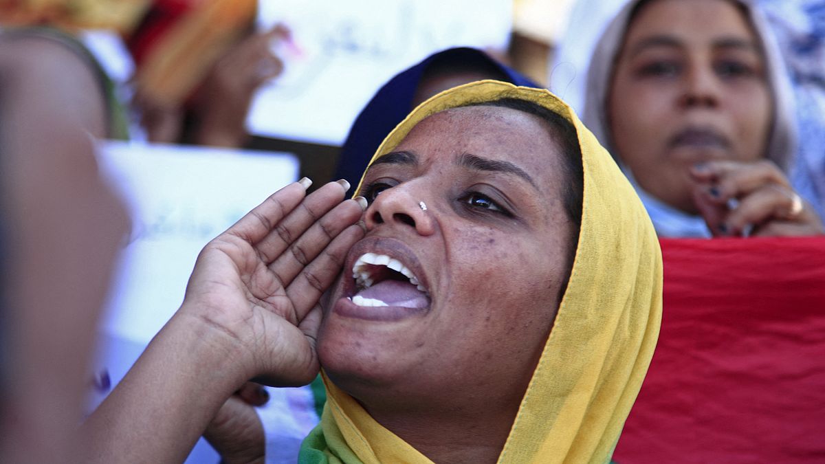 شاهد السودانيات ينزلن إلى الشارع للتنديد بعمليات اغتصاب تعرضت لها متظاهرات Euronews 