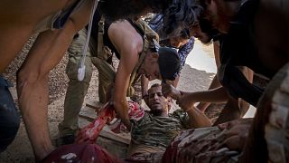 مقاتل مصاب بعد إطلاق النار عليه في طرابلس، ليبيا.
