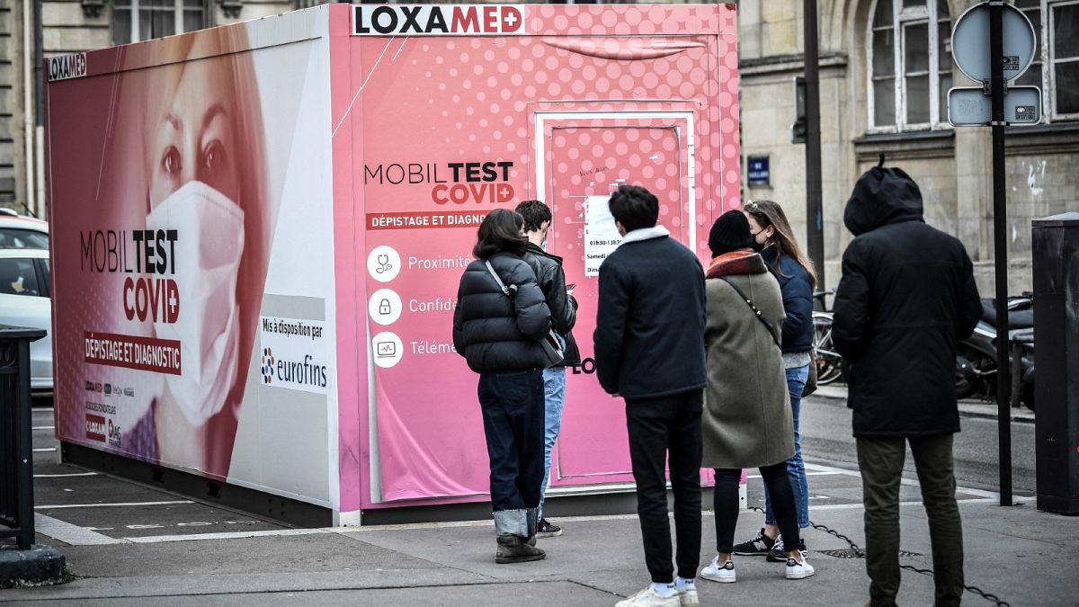 Centre de dépistage mobile dans les rues de Paris, le 23 décembre 2021