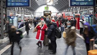 Ein Weihnachtsmann am Bahnhof in Frankfurt am Main vor Heiligabend