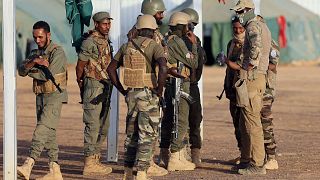 ضابط من قوات العمليات الخاصة البحرية الفرنسية يدرب جنود القوات المسلحة المالية في مالي، في قاعدة جيش ميناكا في مالي، 6 ديسمبر 2021