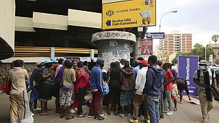 Zimbabwe : des jours de queue devant les banques avant Noël