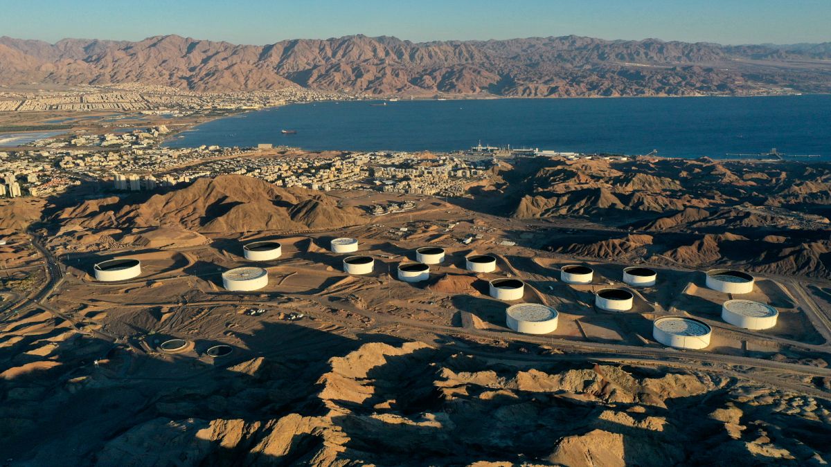 حاويات تخزين النفط التابعة لشركة خطوط أنابيب عسقلان في إيلات في الجبال بالقرب من مدينة إيلات الإسرائيلية المطلة على البحر الأحمر والساحل الأردني جنوب العقبة.