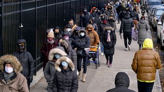 صورة لأشخاص يسيرون في حين منهاتن في مدينة نيويورك بالولايات المتحدة الأمريكية التي تشهد ارتفاعاً كبيراً في أعداد الإصابات بفيروس كورونا، 23 ديسمبر 2021