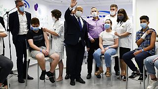 İsrail Başbakanı Naftali Bennet Covid-19 aşısı olan gençlerle