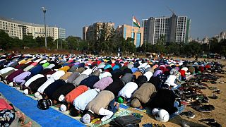 مسلمون يؤدون صلاة الجمعة في مكان مفتوح في جورجاون بالهند، بعد إغلاق العديد من مواقع الصلاة من قبل السلطات