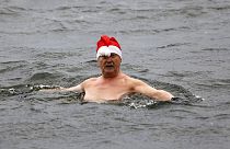 Traditionelles Weihnachtsschwimmen im Senftenberger See, Senftenberg in Deutschland 24. Dezember 2021.