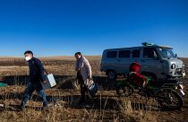 عمال الصحة يتنقلون إلى المجتمعات المعزولة لتلقيح السكان بالجرعة المعززة من اللقاح المضاد فيروس كورونا في منغوليا.