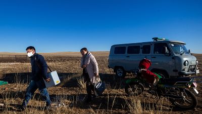 عمال الصحة يتنقلون إلى المجتمعات المعزولة لتلقيح السكان بالجرعة المعززة من اللقاح المضاد فيروس كورونا في منغوليا.