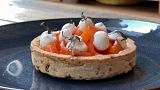 Tartelette à la noisette, crème de panais, truite fumée et truffe du chef Cédric Dominguez du restaurant La tête dans le local à Lyon en France
