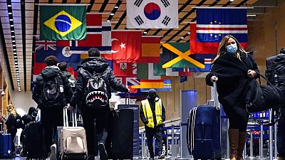 Omikron: Fluggesellschaften streichen wegen Krankmeldungen tausende Flüge