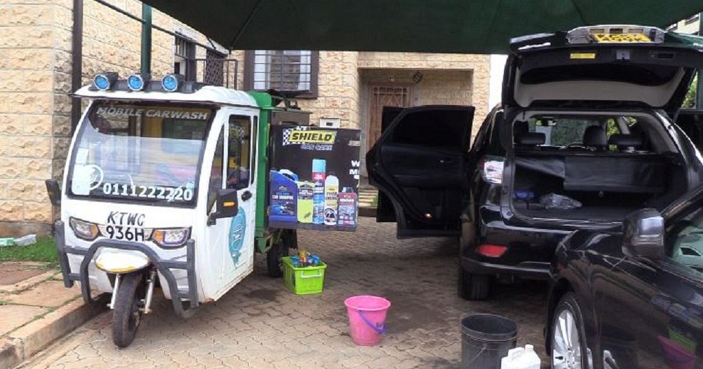 Kenya : l'essor des stations de lavage de voitures ambulantes