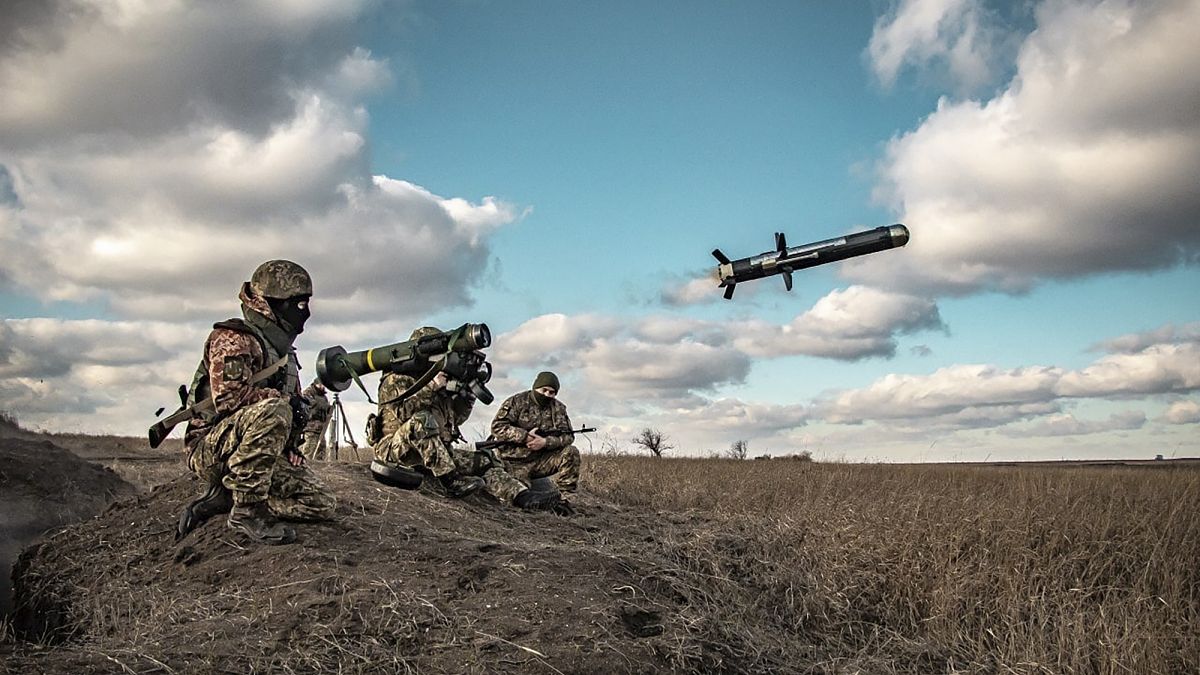 سربازان اوکراینی در حال پرتاب موشک جاولین 