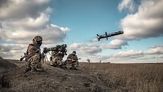سربازان اوکراینی در حال پرتاب موشک جاولین